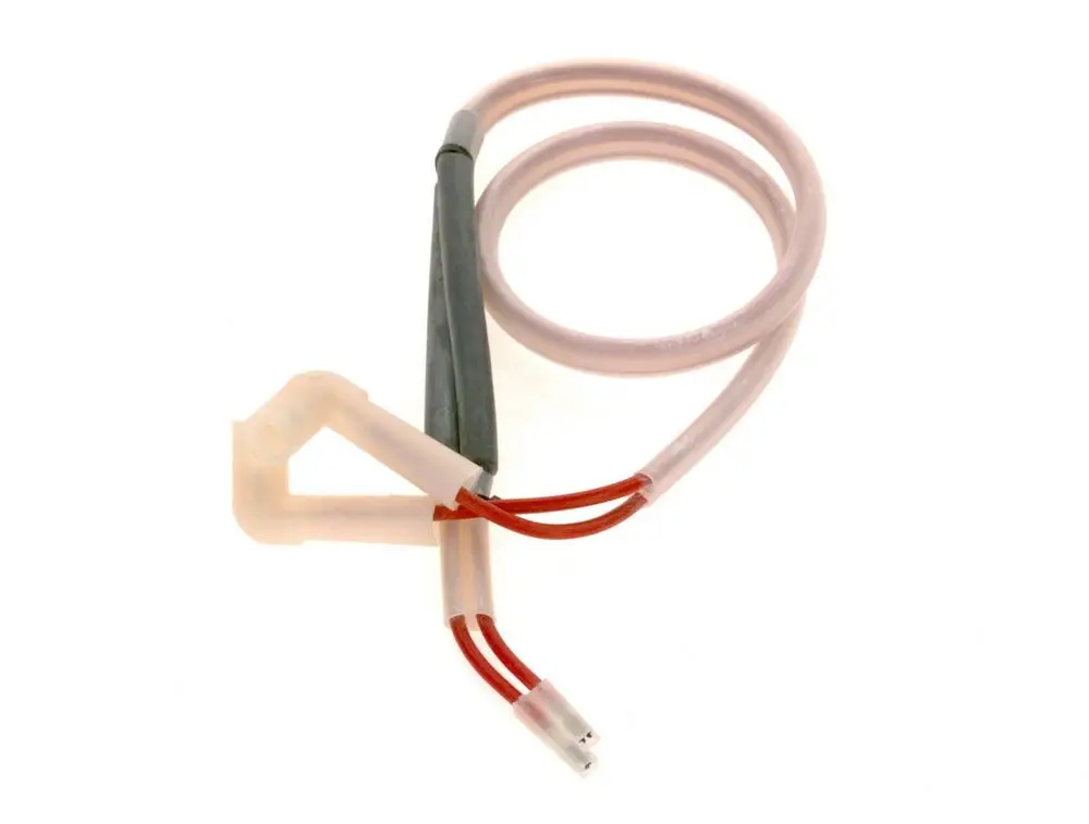 Zündkabel von Bosch mit flexiblen Leitungen. Die Kabel sind in einer durchsichtigen Hülle verlegt, mit roten Drähten und einem Anschlussstecker.